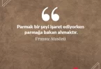 Parmak bir şeyi işaret ediyorken parmağa bakan ahmaktır. Fransız Atasözü